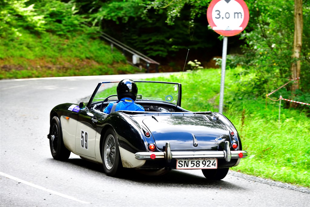 Banen i Munkebjerg Hillclimb er betagende smuk. Her drejer Hans Geschwendtner sin Austin-Healey 3000 Mk 1 årgang 1959 fra stranden op ad bjerget.
(Foto: Intercom)